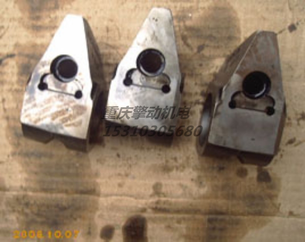 康明斯从动轴支架 3895831