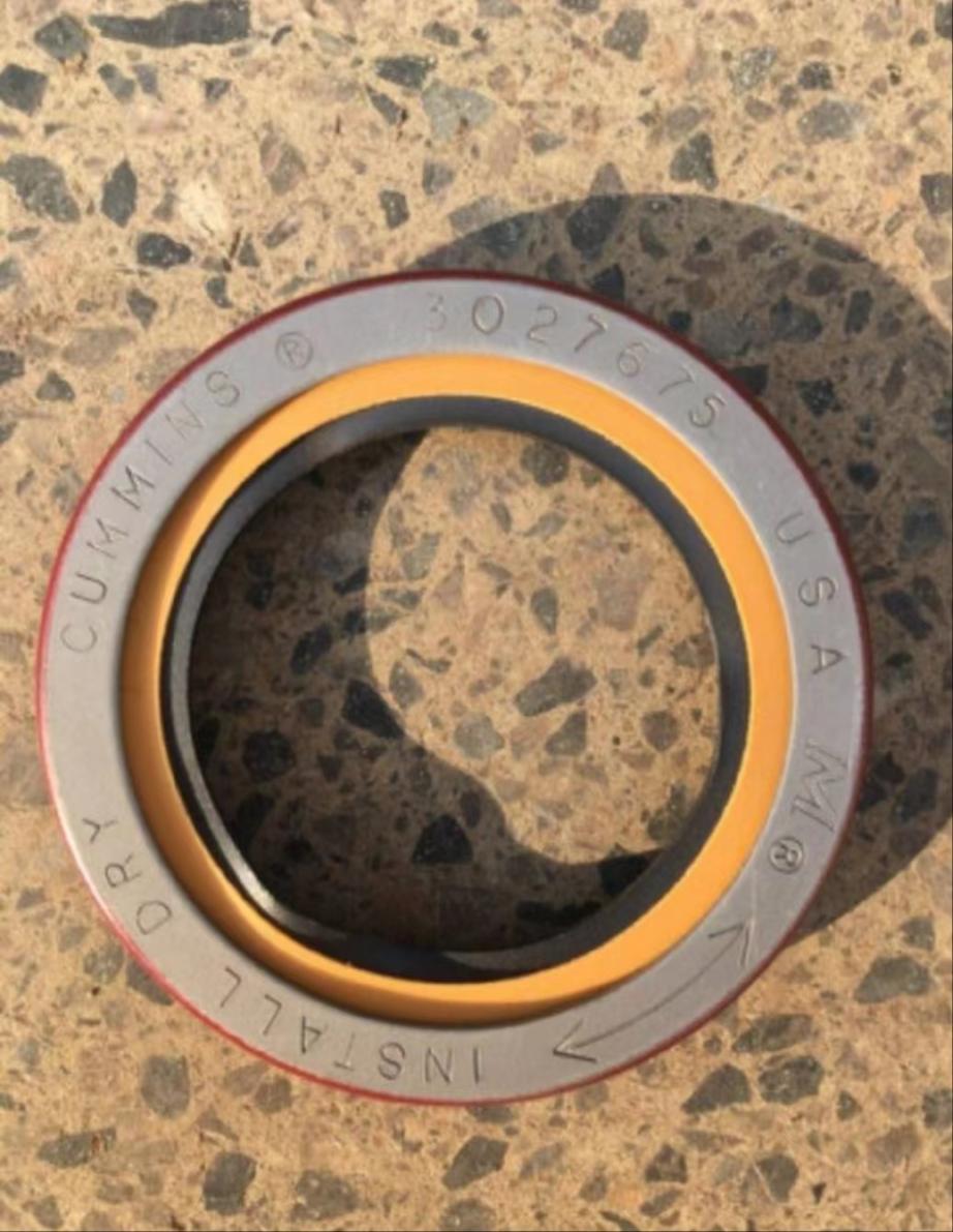 康明斯 OE 3027675  3027680  驱动轴油封